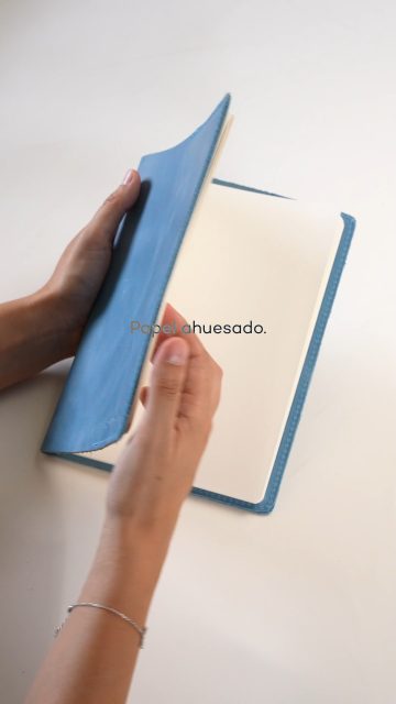 Una libreta no se entiende del todo hasta que la abres.Por fuera está la piel, el color, el tacto.Por dentro, el papel que recibe lo que escribes cada día: una nota rápida, una idea que no quieres perder, una lista, una frase, una fecha.En llibelle, el interior no es un detalle secundario.Forma parte de la pieza.Porque una libreta se toca por fuera, pero se usa por dentro.Y cuando sus páginas se llenan, no tiene por qué terminar ahí.Puedes sustituir el recambio y seguir usando la misma cubierta.