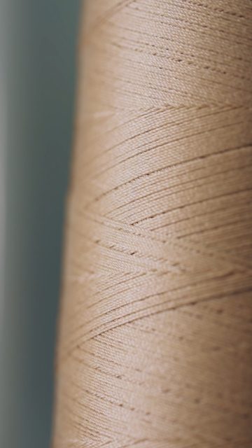 Cada detalle cuenta a la hora de crear una pieza de llibelle. ✨Desde las herramientas con historia a las manos expertas artesanas. ✍Nuestras libretas están hechas siguiendo criterios exigentes de calidad con certificados de sostenibilidad en cada material utilizado.Cuando la tendencia es subcontratar procesos o importar materiales de otros países, nosotros apostamos por adquirir materiales fabricados en su totalidad en la península y crear con el cariño y la experiencia de nuestras vecinas artesanas, lo cual se siente al tener una llibelle entre tus manos.