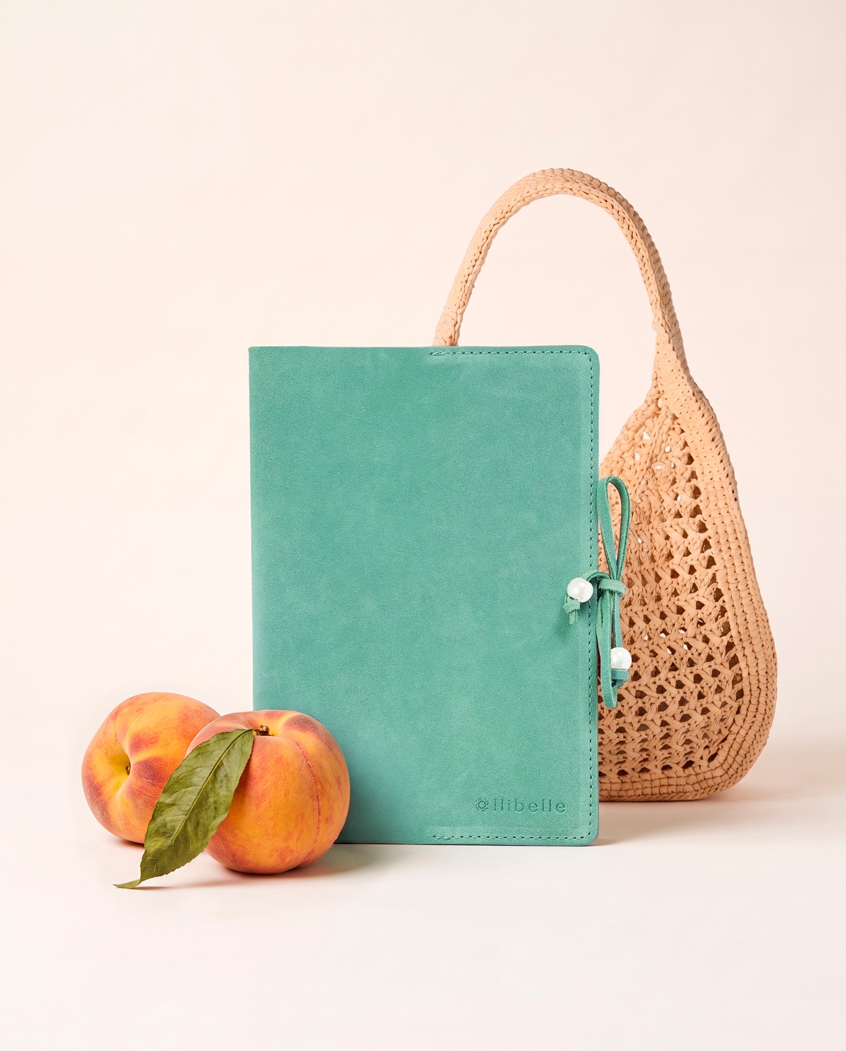 El azul del mar y el gris luna, con sus matices nacarados, quedan reflejados en nuestro modelo BARI. 🌙🍑Elaborado en piel de serraje, de tacto suave y acabado aterciopelado.Nuestras libretas de piel están diseñadas para viajar entre reuniones, cafés y escapadas.Porque la moda no consiste solo en vestirse bien, sino en elegir cómo queremos mostrarnos y qué objetos queremos que formen parte de nuestro mundo.Llibelle es la libreta que va contigo, vayas donde vayas.