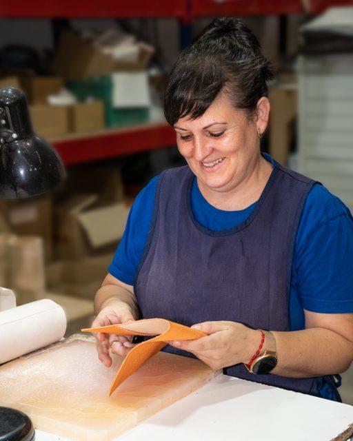 En Alicante, España, nuestras artesanas elaboran cada día las cubiertas que acompañarán tus ideas. Preparan cada pieza y cuidan sus acabados para que el resultado se perciba tanto a la vista como al tacto. Hecho en 🇪🇸